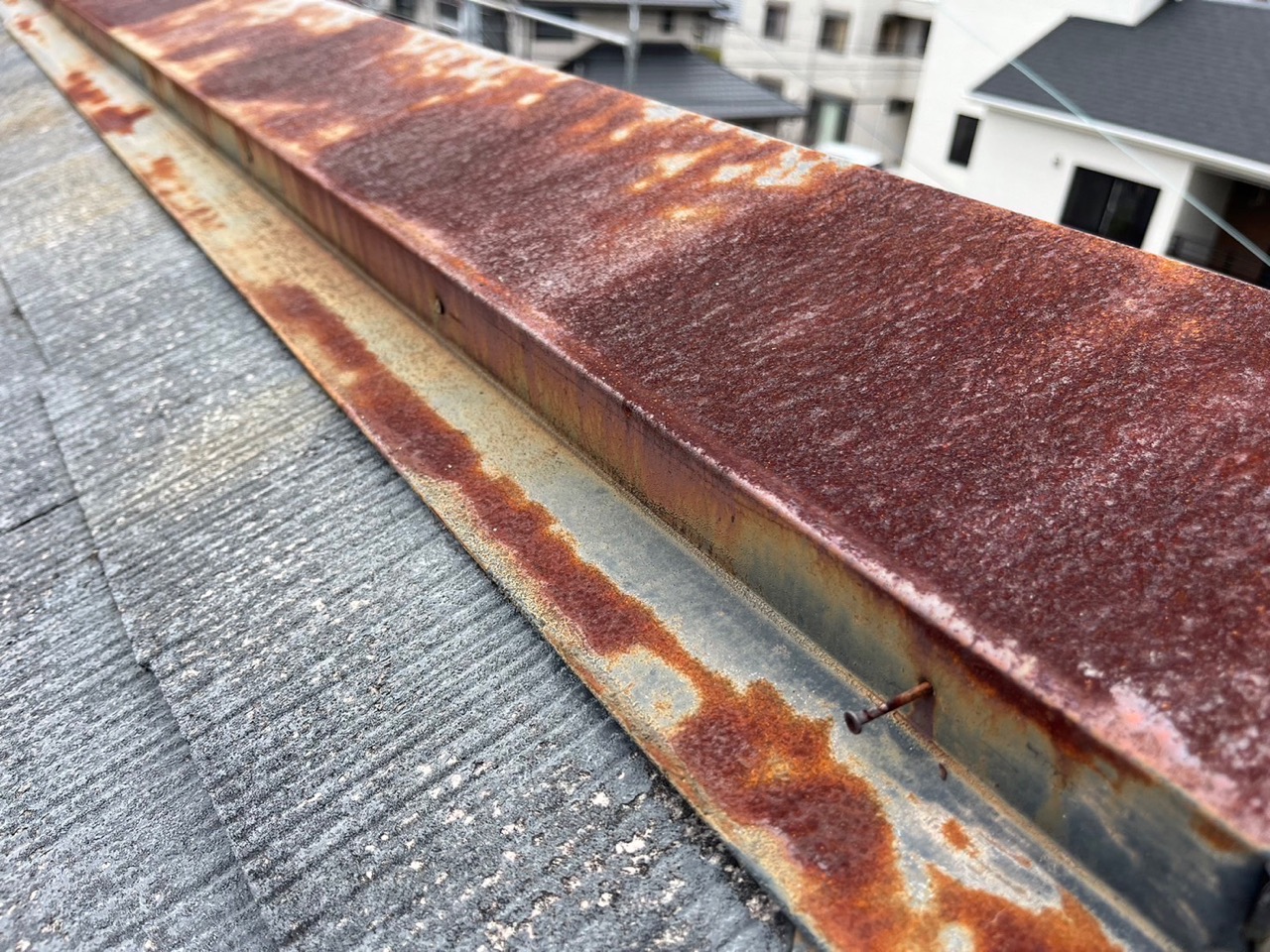 棟板金の釘が浮いている、剥がれそう